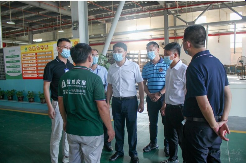 湛江市人大副主任、總工會(huì)主席李更盛率隊(duì)到信威集團(tuán)開(kāi)展勞模慰問(wèn)活動(dòng)